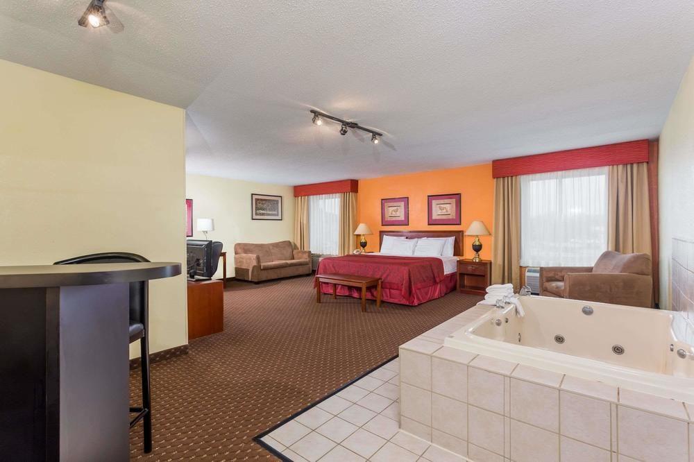 Quality Inn & Suites Bloomington I-55 And I-74 Dış mekan fotoğraf