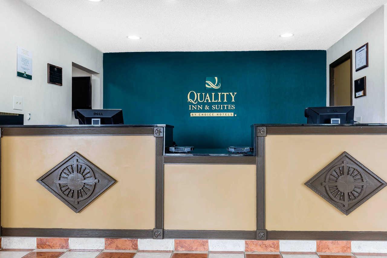Quality Inn & Suites Bloomington I-55 And I-74 Dış mekan fotoğraf