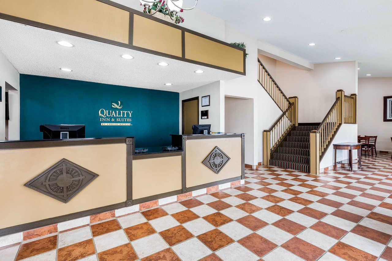 Quality Inn & Suites Bloomington I-55 And I-74 Dış mekan fotoğraf