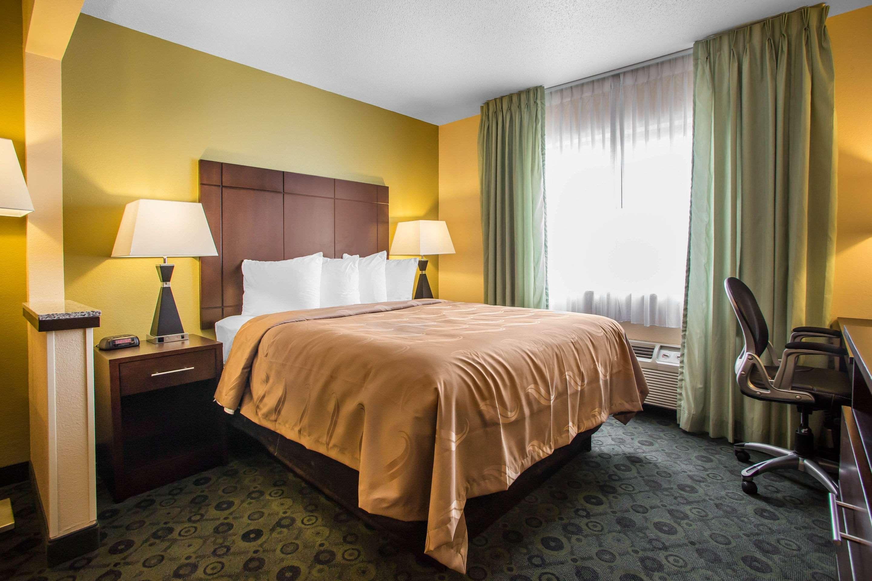 Quality Inn & Suites Bloomington I-55 And I-74 Dış mekan fotoğraf