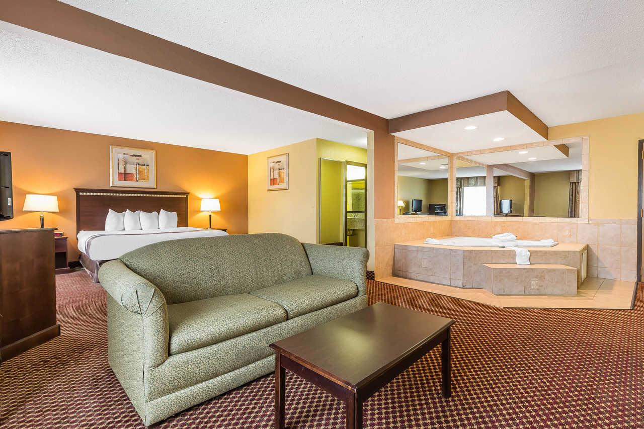 Quality Inn & Suites Bloomington I-55 And I-74 Dış mekan fotoğraf