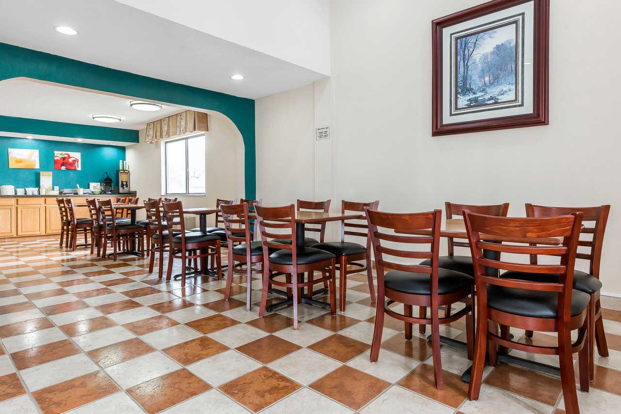 Quality Inn & Suites Bloomington I-55 And I-74 Dış mekan fotoğraf