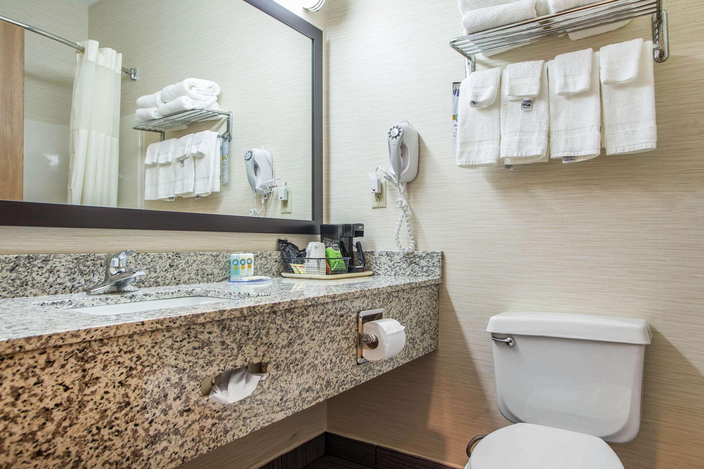Quality Inn & Suites Bloomington I-55 And I-74 Dış mekan fotoğraf