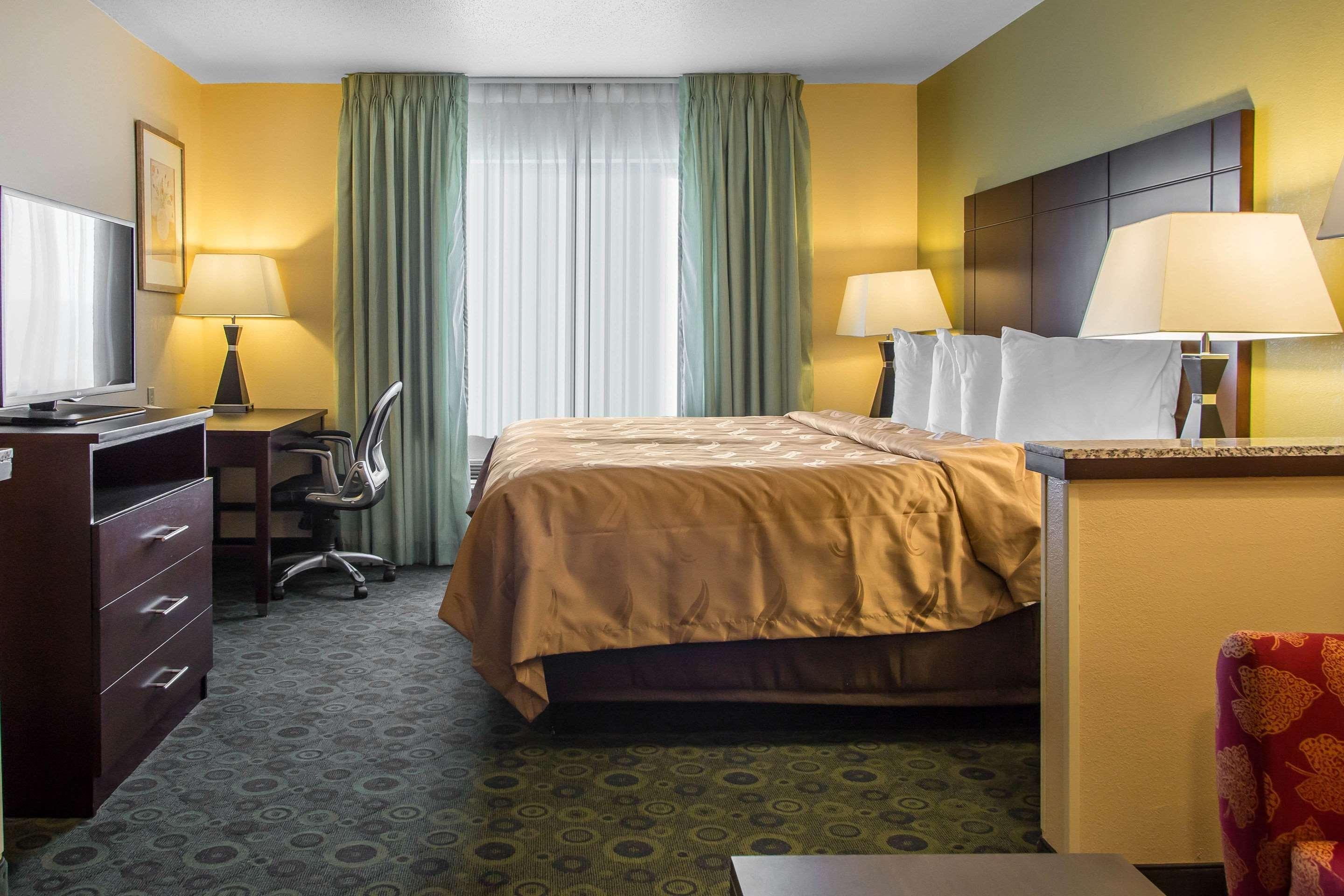 Quality Inn & Suites Bloomington I-55 And I-74 Dış mekan fotoğraf