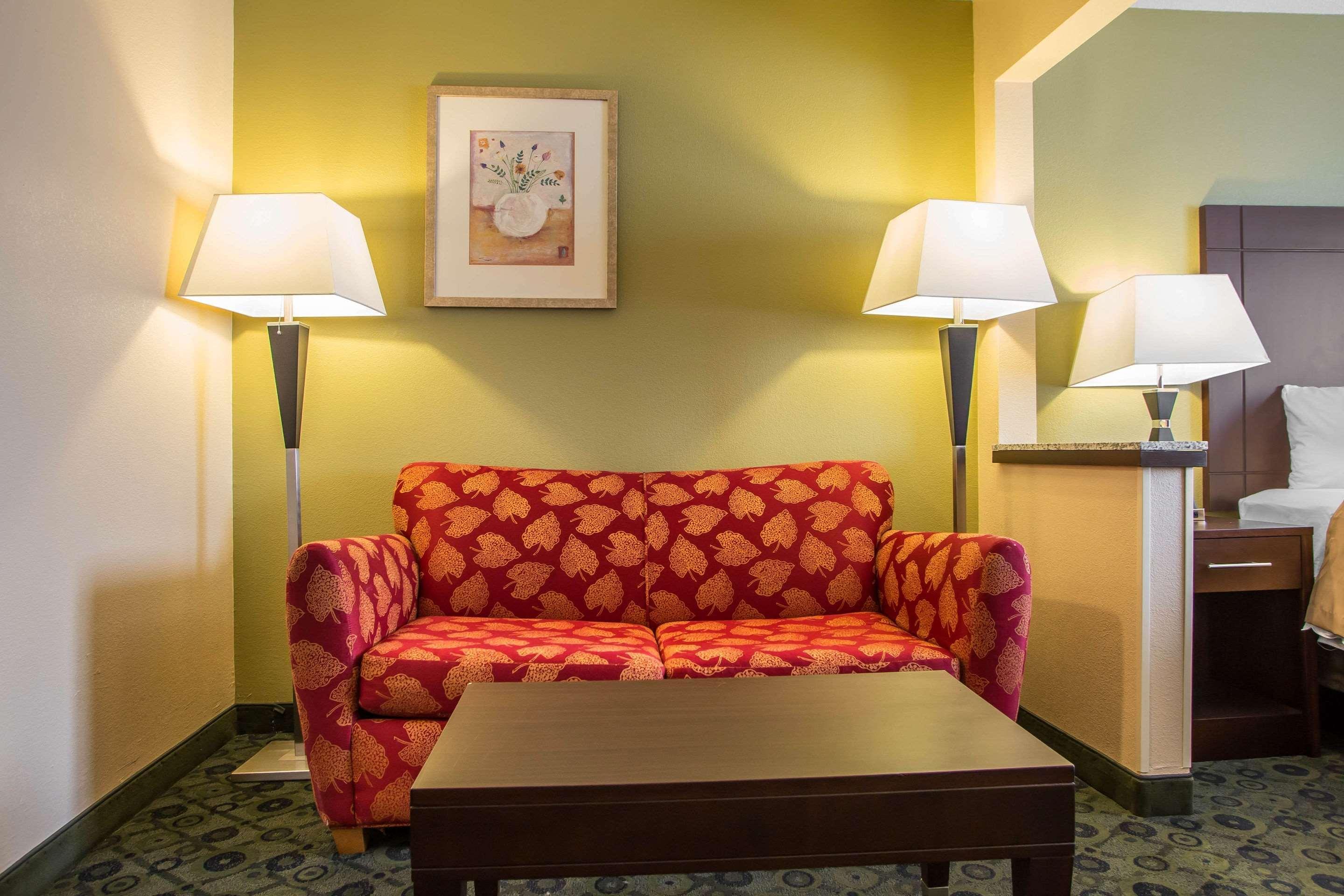 Quality Inn & Suites Bloomington I-55 And I-74 Dış mekan fotoğraf