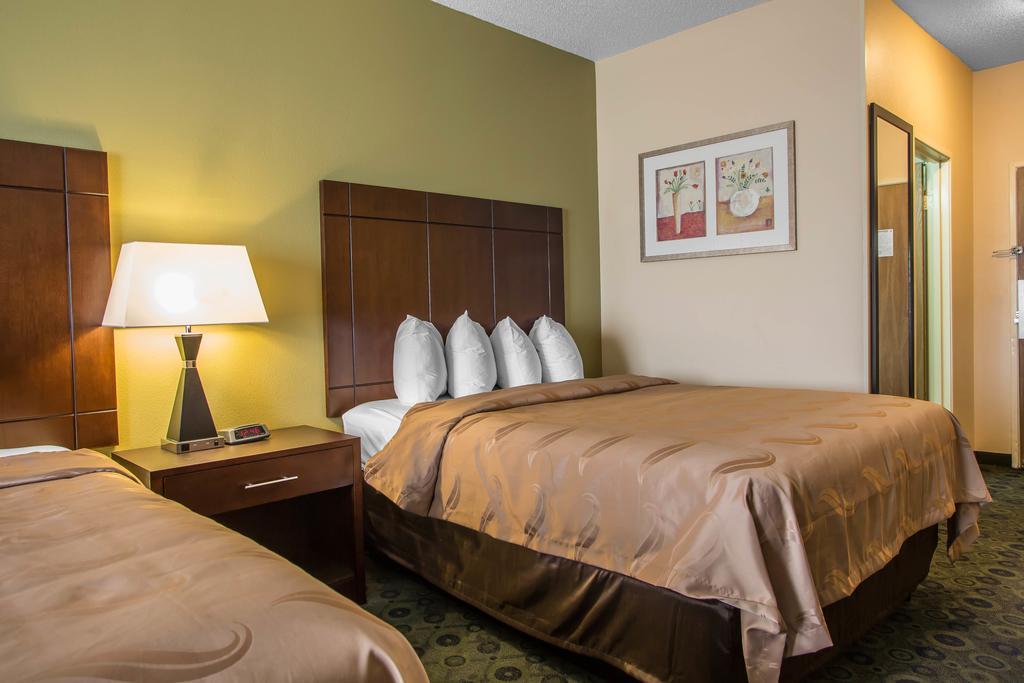 Quality Inn & Suites Bloomington I-55 And I-74 Dış mekan fotoğraf