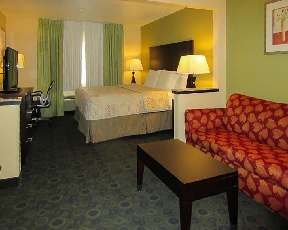 Quality Inn & Suites Bloomington I-55 And I-74 Dış mekan fotoğraf