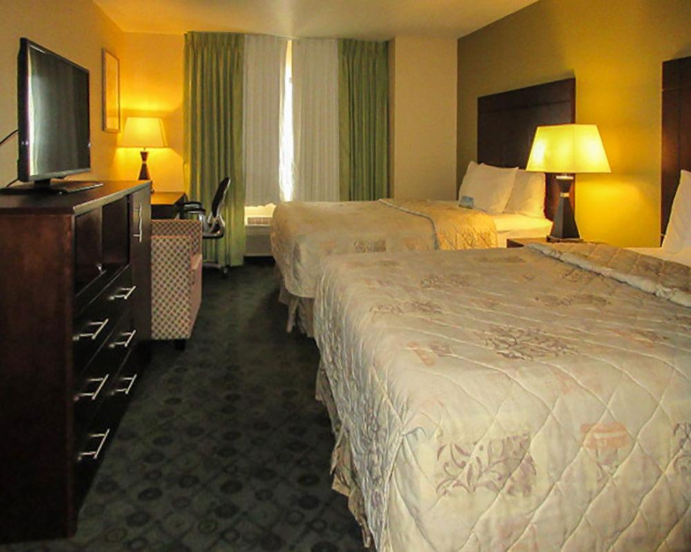 Quality Inn & Suites Bloomington I-55 And I-74 Dış mekan fotoğraf