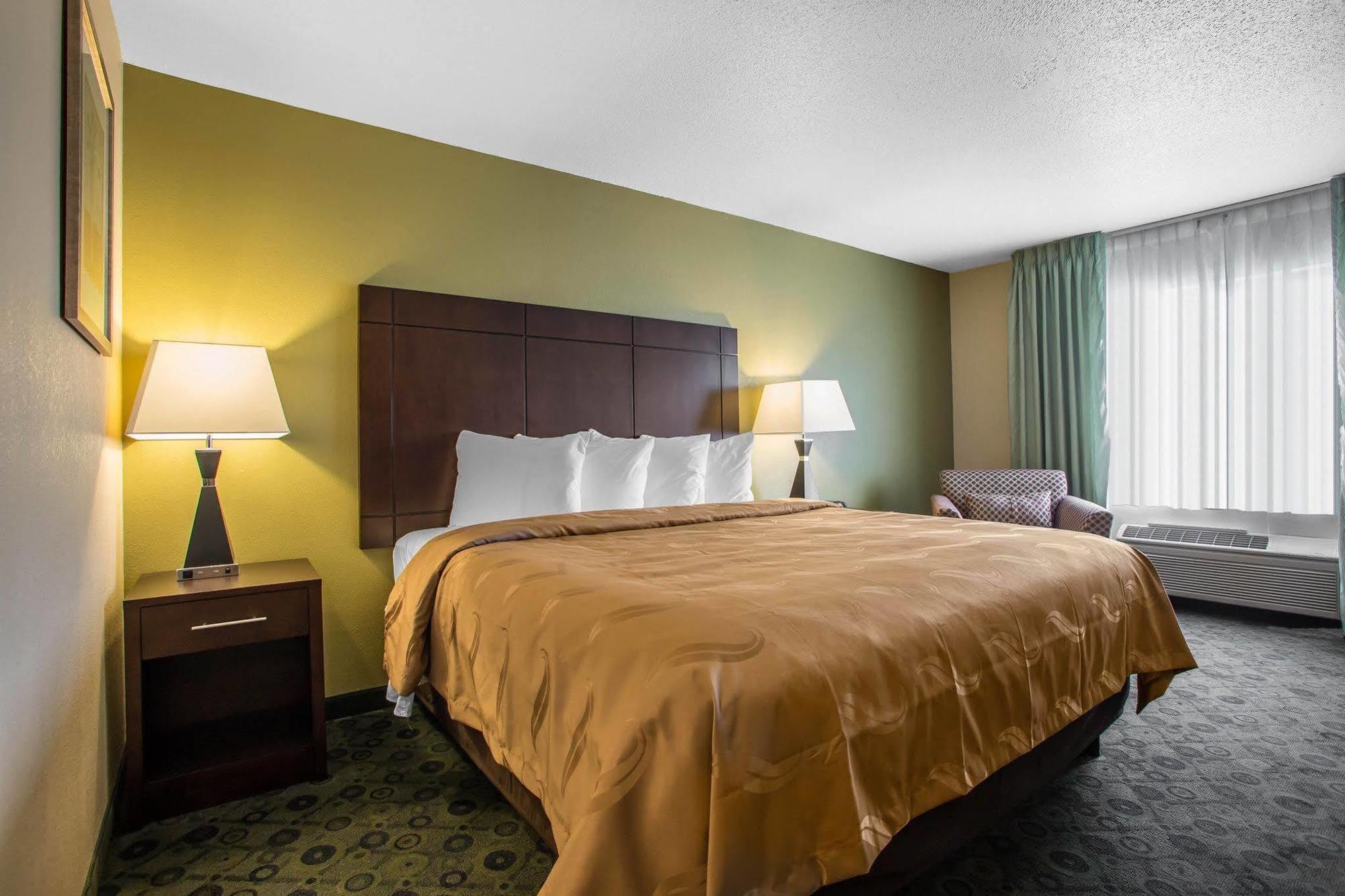 Quality Inn & Suites Bloomington I-55 And I-74 Dış mekan fotoğraf